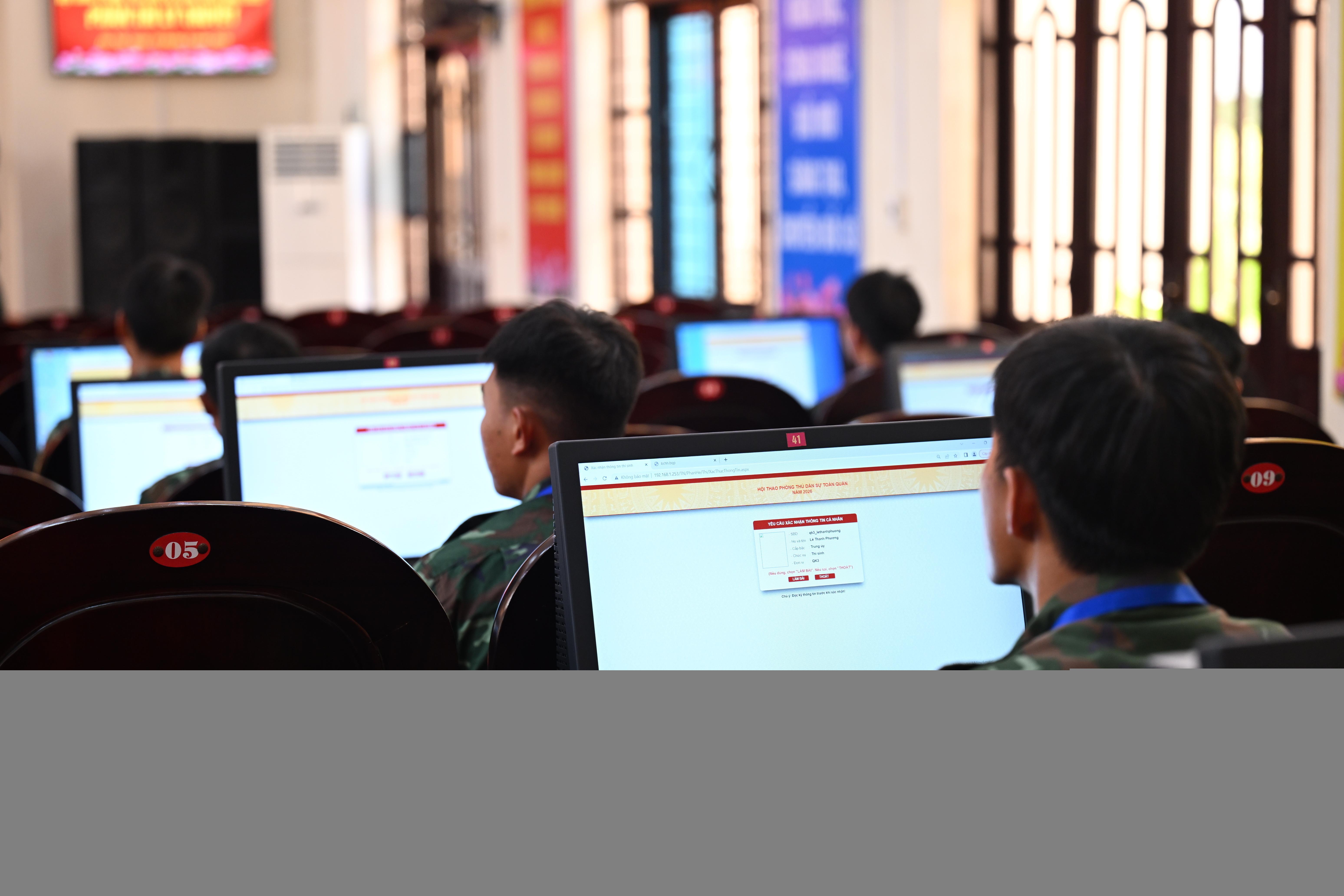 Buổi chiều, 95 chiến sĩ thuộc 19 đơn vị đại diện cho các lực lượng trong toàn quân bước vào phần thi lý thuyết: bài thi trắc nghiệm trên máy tính với 50 câu hỏi.