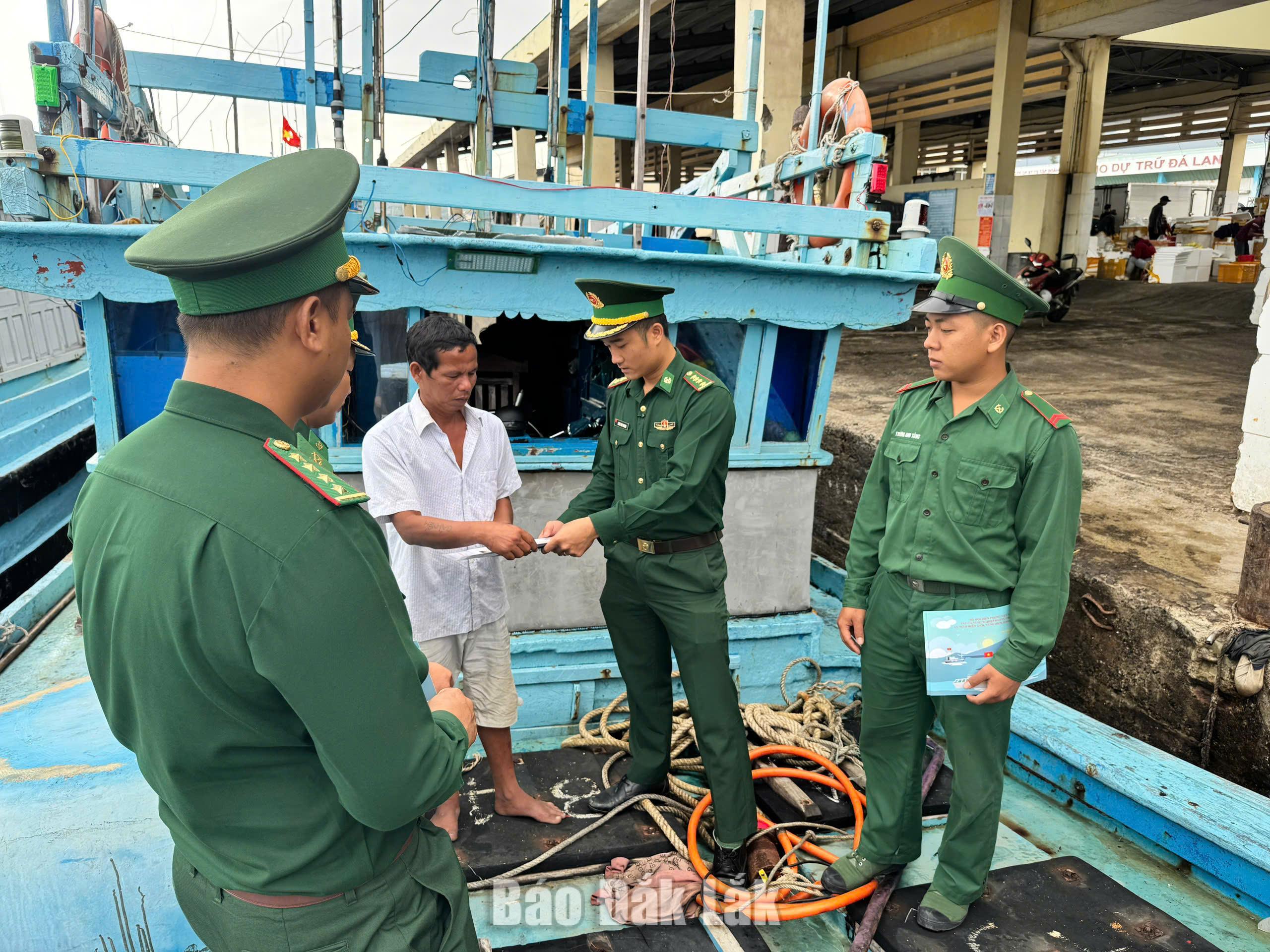 Lực lượng biên phòng kiểm tra giấy tờ, thủ tục quy định trước khi tàu cá xuất bến.