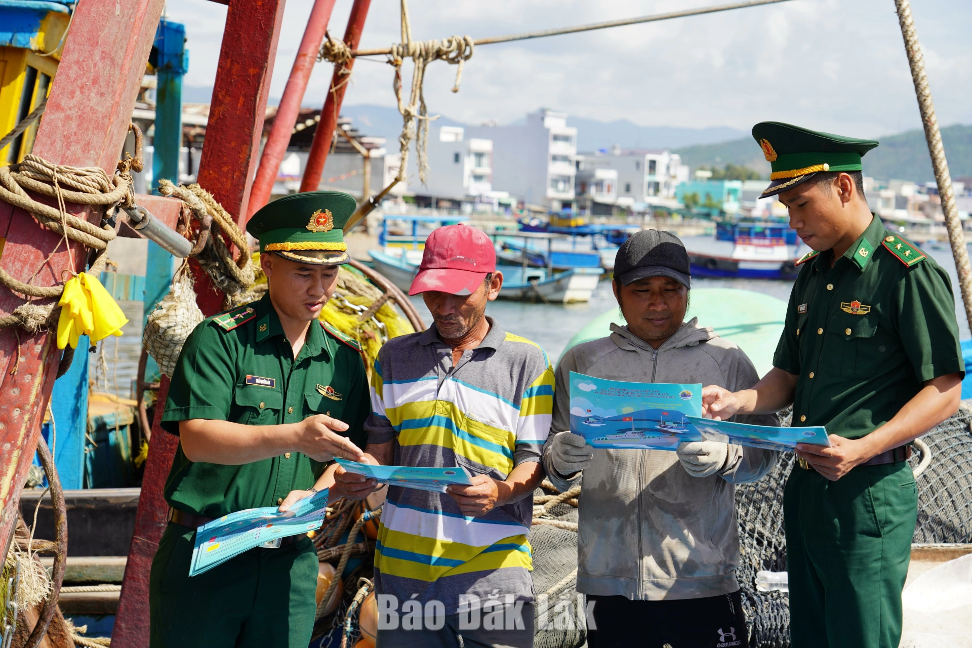 Ngư dân phường Xuân Đài được lực lượng biên phòng tuyên truyền về các quy định chống khai thác IUU.