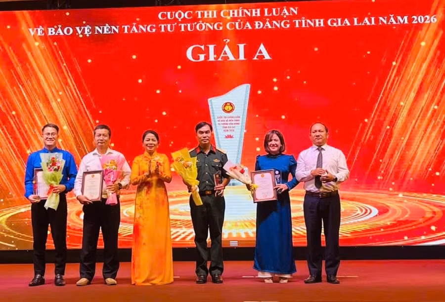 Ban tổ chức trao giải A cho các tác giả. z8145085048225-614d9e883495e05557736a1f871c6f37.jpg