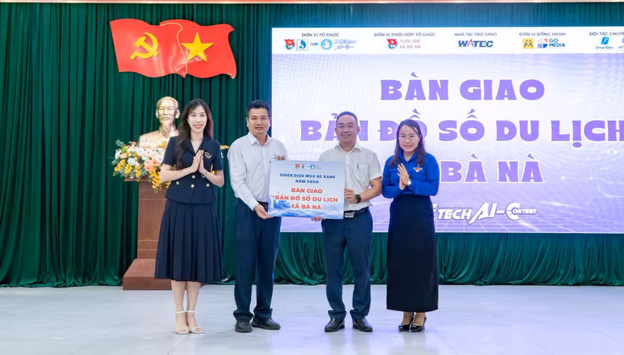 Đại diện Trường Đại học Kinh tế - Đại học Đà Nẵng bàn giao Bản đồ du lịch số cho chính quyền UBND xã Bà Nà sử dụng. ban-giao-ban-do-du-lich-so.jpg