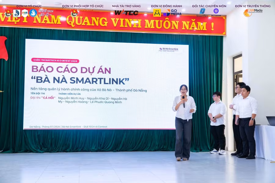 Một đội thi đang trình bày dự án. 760522983-1454440676717530-2221380479199227160-n.jpg