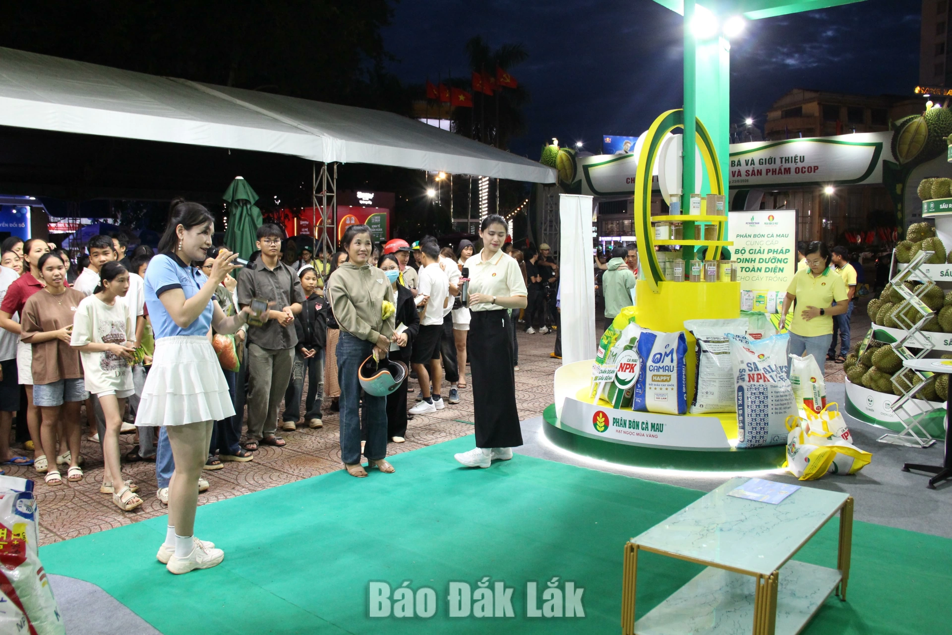 Nhân viên Tổng Công ty Phân bón Dầu khí Cà Mau hướng dẫn khách tham gia mini game.