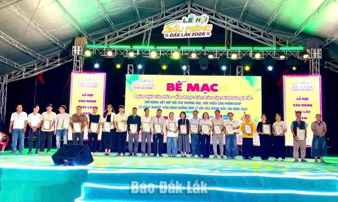 Ban Tổ chức trao giải cho các tập thể, cá nhân có thành tích xuất sắc cho các nội dung thi