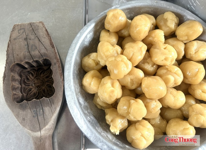 Khuôn bánh Trung thu gỗ truyền thống in hằn dấu vết thời gian.