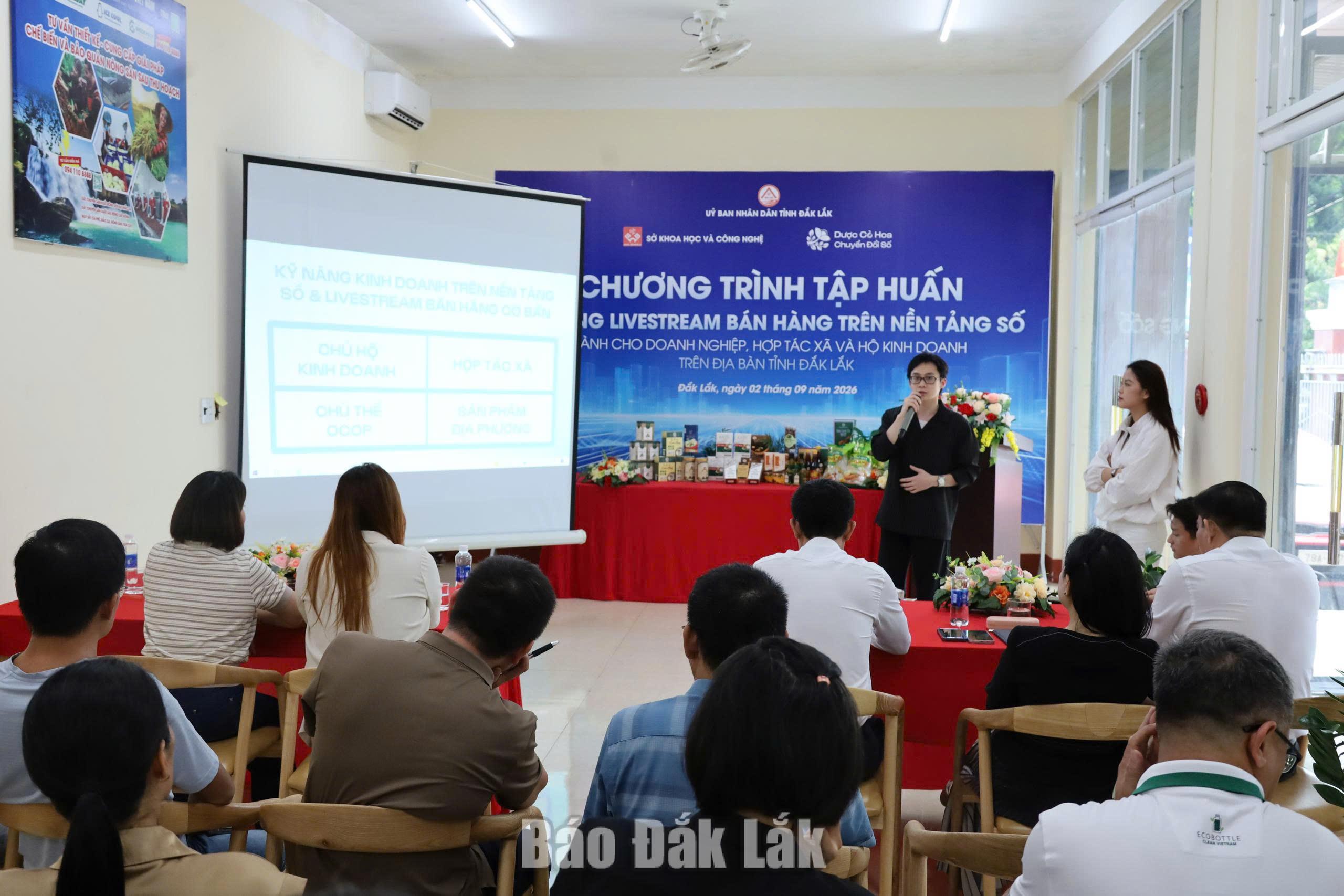 Quanh cảnh lớp tập huấn.