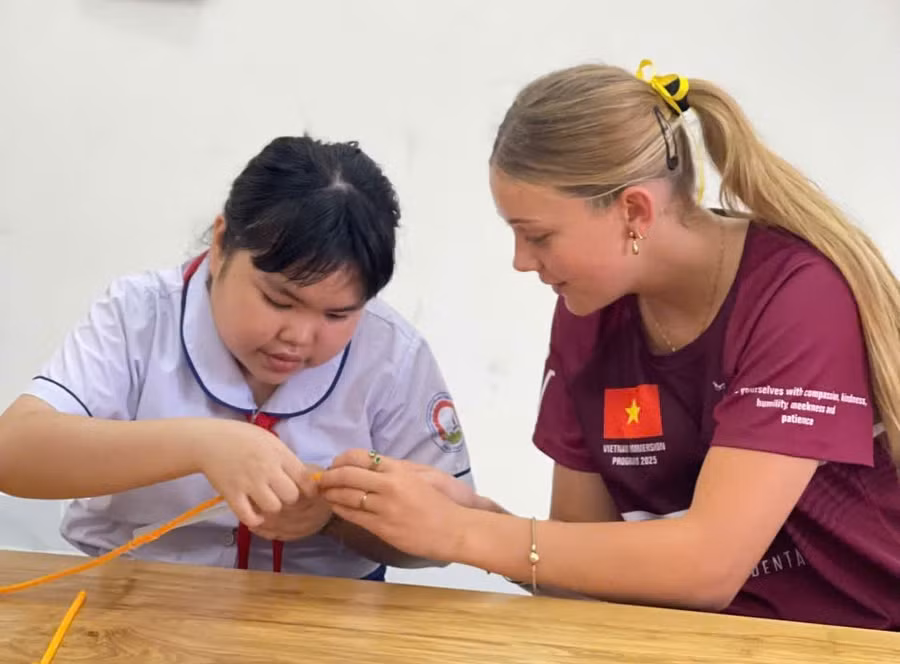 Học sinh thực hành làm sản phẩm. huong-nghiep-2.jpg