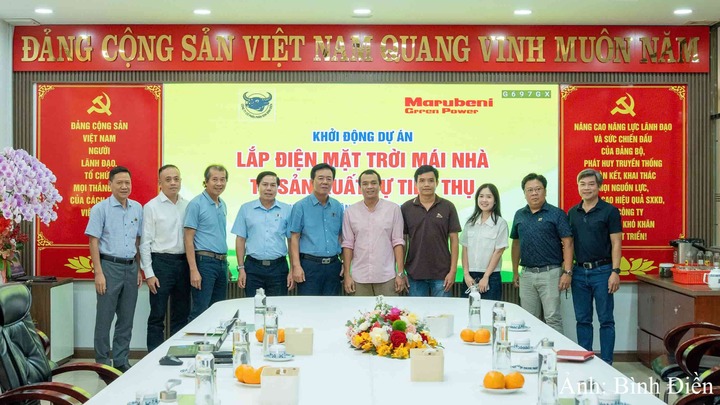 Ban lãnh đạo Công ty Cổ phần Phân bón Bình Điền cùng đối tác Kick-off dự án năng lượng mặt trời.