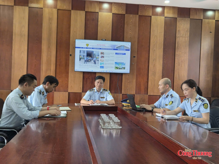 Cán bộ Đội Quản lý thị trường số 25 họp triển khai nhiệm vụ trước khi xuống địa bàn kiểm tra, kiểm soát thị trường.