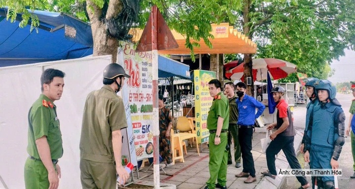 Công an xã Nga Sơn tuyên truyền, nhắc nhở hộ dân không lấn chiếm hành lang an toàn giao thông.