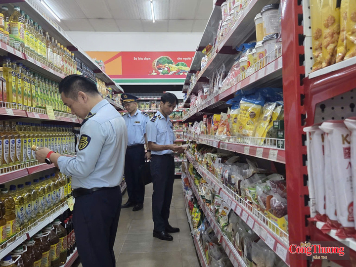 Các mặt hàng thực phẩm, hoa quả, bánh kẹo phục vụ nhu cầu tiêu dùng dịp Tết Trung thu được lực lượng Quản lý thị trường tăng cường kiểm tra.