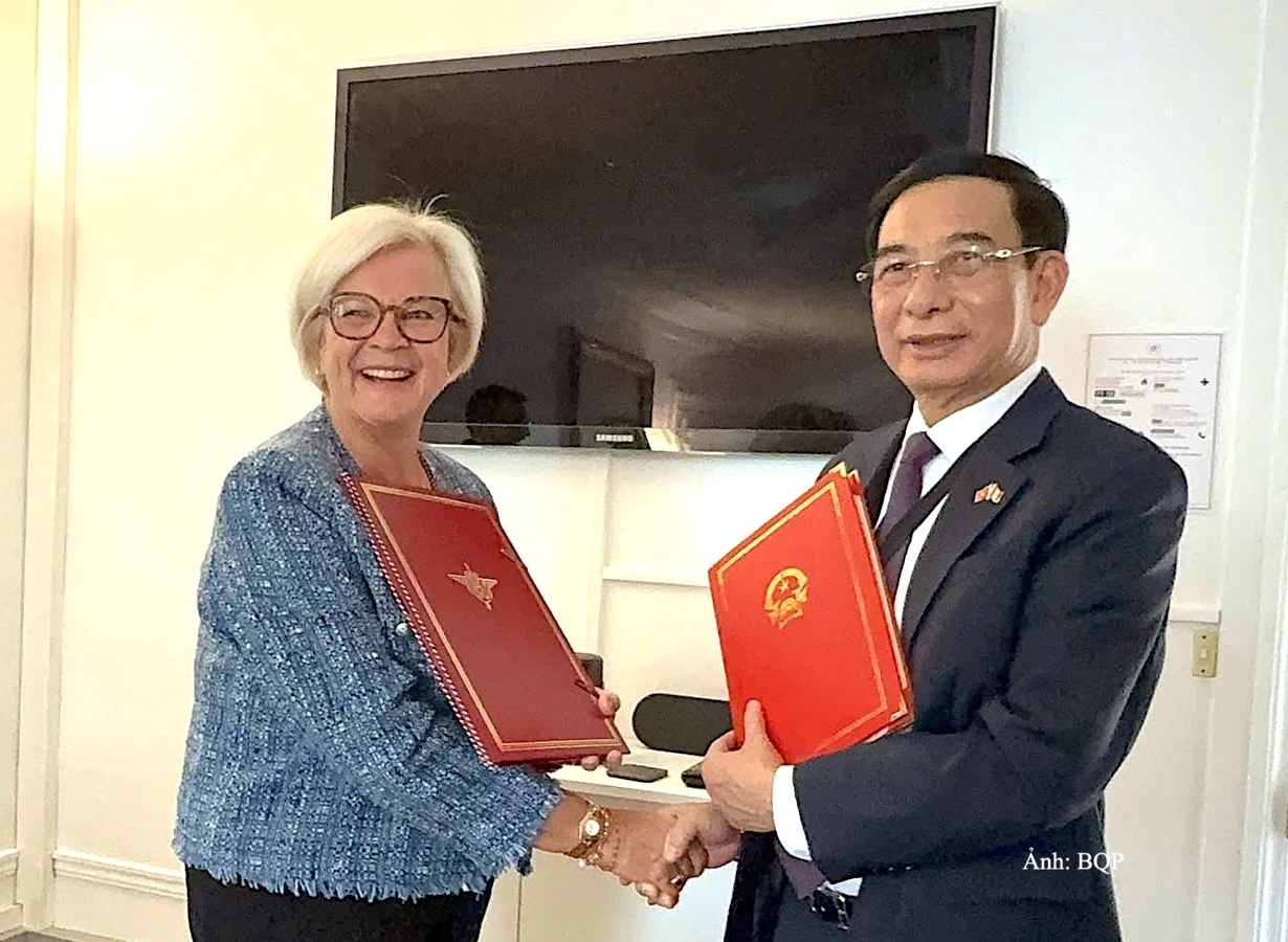 Đại tướng Phan Văn Giang và Bộ trưởng Catherine Vautrin ký Thỏa thuận giữa Bộ Quốc phòng Việt Nam cùng Bộ Quân đội và Cựu chiến binh Pháp về hợp tác trong lĩnh vực gìn giữ hoà bình Liên hợp quốc.