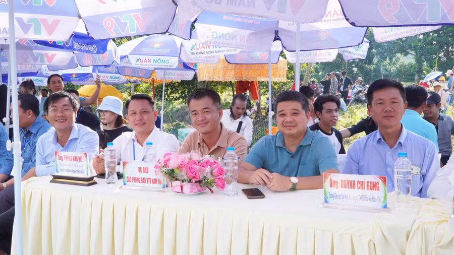 Các đại biểu tham dự Lễ khai mạc Hội đua bò truyền thống Chùa Rô. Ảnh: YP. 2026-dua-bo-3.jpg