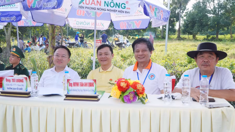 Nhà báo Từ Lương, Giám đốc VTV Nam Bộ, Trưởng Ban Tổ chức, cùng các đại biểu tham dự lễ khai mạc. Ảnh: YP. 2026-dua-bo.jpg