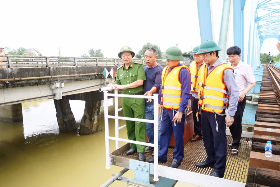 Ông Lê Văn Bảo, Phó Chủ tịch UBND tỉnh chỉ đạo Công an tỉnh triển khai biện pháp di dời sà lan, đảm bảo an toàn cầu. lanh-dao-quang-tri.jpg