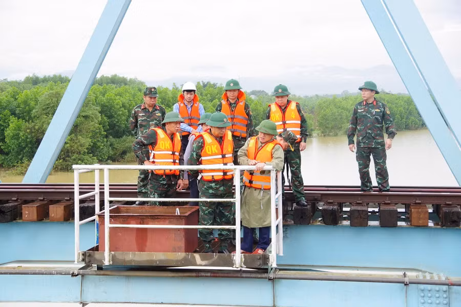 Trung tướng Hà Thọ Bình, Tư lệnh Quân khu 4 và lãnh đạo UBND tỉnh Quảng Trị kiểm tra sự cố tại cầu Mỹ Chánh. trung-tuong-binh.jpg