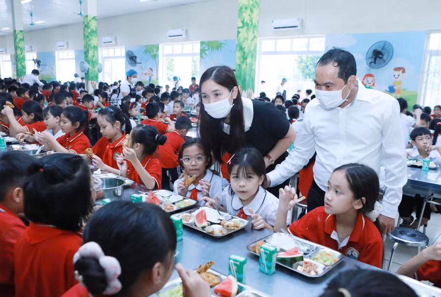 Lãnh đạo và học sinh Trường Tiểu học Đông La trong giờ ăn bán trú trưa 14/9. Ảnh: Đình Tuệ. d1.jpg