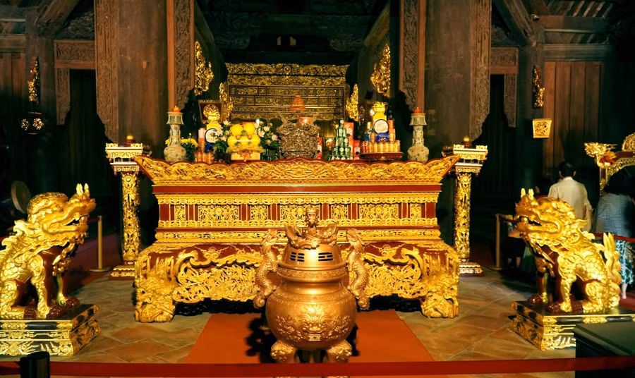 Nội thất trong khu chính điện Lam Kinh được dát vàng. w-a3chinh-dien-dat-vangjpg-2933.jpg
