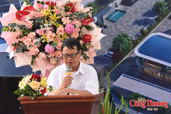 Ông Cao Hữu Giáp, Chủ tịch Hội đồng quản trị Hợp tác xã Dịch vụ thủy sản, thương mại tổng hợp Yên Sở phát biểu tại lễ khởi công.