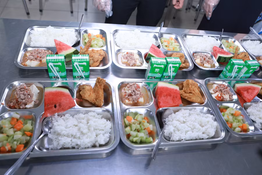 Suất ăn bán trú của học sinh Hà Nội ngày càng được đảm bảo. Ảnh: Đình Tuệ. 2.jpg
