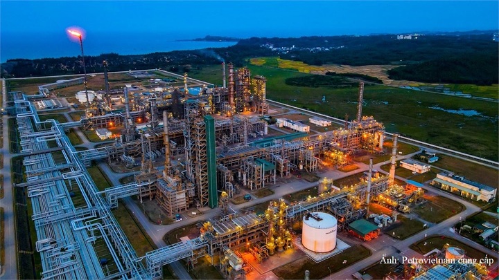 Toàn cảnh Nhà máy lọc dầu Dung Quất về đêm - Ảnh: Petrovietnam cung cấp