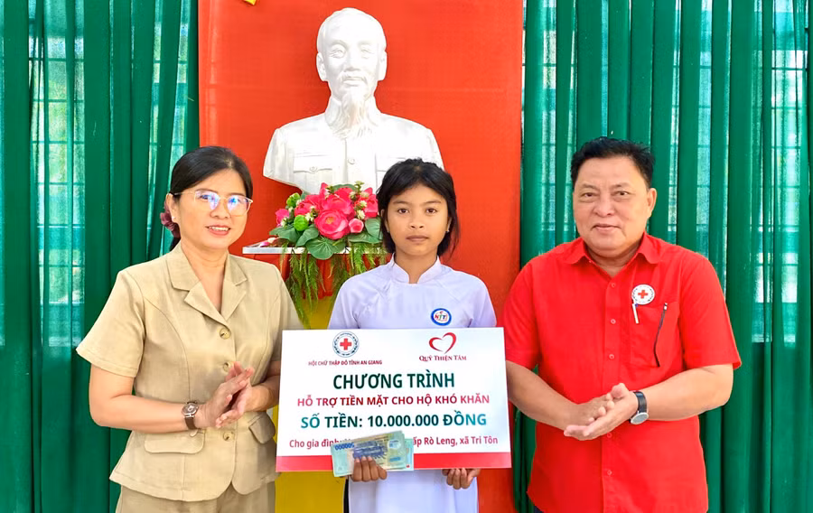 Trao hỗ trợ cho em Neáng Sơn Diên (ấp Rò Leng, xã Tri Tôn, tỉnh An Giang). 1000094791.jpg