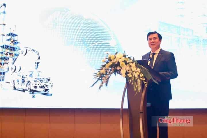 Thứ trưởng Nguyễn Sinh Nhật Tân phát biểu khai mạc diễn đàn.