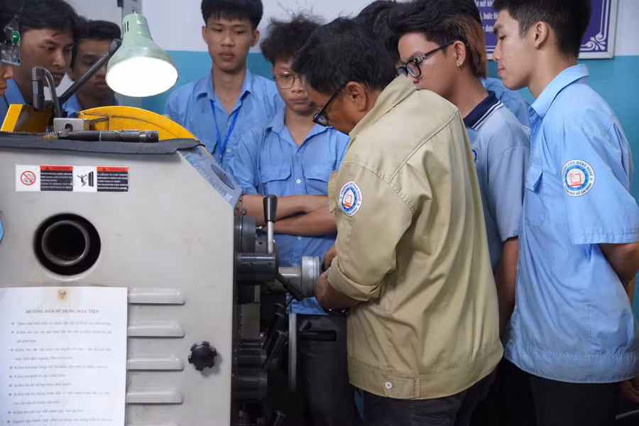Giảng viên hướng dẫn kỹ thuật vận hành máy tiện giúp sinh viên vững chuyên môn, tự tin tìm kiếm việc làm bền vững sau khi tốt nghiệp. 1789971414338-266176155068175012-g861937958123331043-366c22238d1e96f645bccb92880aa361.jpg