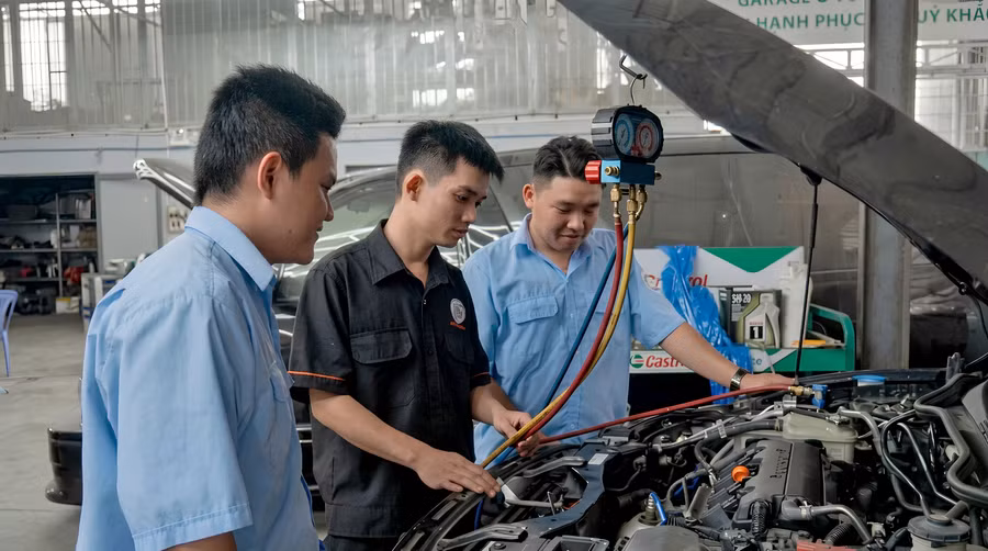 Sinh viên trong giờ thực hành chuyên ngành Công nghệ ô tô nhằm rèn luyện tay nghề, đáp ứng yêu cầu tuyển dụng của doanh nghiệp. cong-nghe-o-to.png