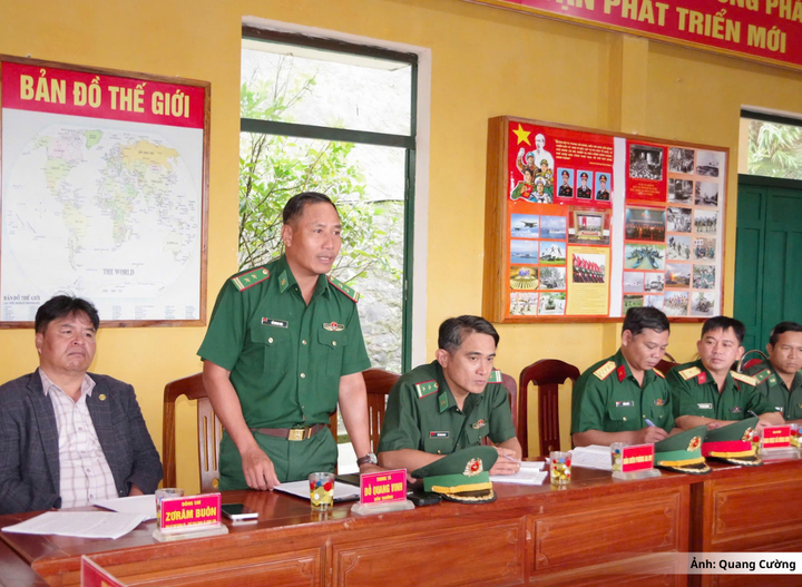 Bộ CHQS thành phố cùng Ban CHQS xã Hùng Sơn bàn phương án huy động lực lượng, phương tiện sẵn sàng ứng cứu khi có tình huống.