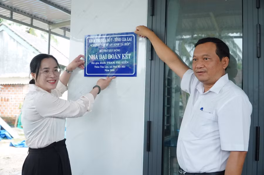 Phó Bí thư Thường trực Đảng ủy xã Lê Thị Tú và ông Lê Xuân Nguyên bàn giao nhà cho gia đình. z8295274703523-9ba1d45d69851033cf19dbdc7344174e.jpg