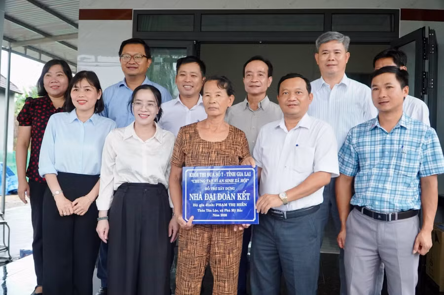 Khối Thi đua số 7 trao biểu trưng nhà Đại đoàn kết cho gia đình bà Hiền. z8295274614187-b1720ab64648eba2a97a3673991e57f3.jpg