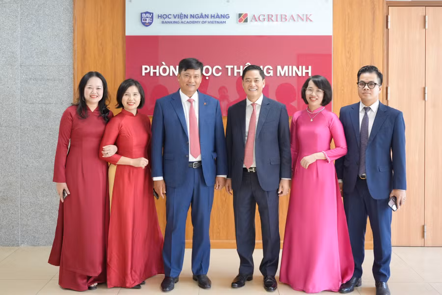 Thực hiện chỉ đạo của Thống đốc Ngân hàng Nhà nước, ngay sau Lễ khai giảng, Tổng Giám đốc Agribank và lãnh đạo Học viện Ngân hàng đã trao đổi tại phòng học thông minh (phòng học do Agribank tài trợ) của Học viện về kế hoạch phối hợp đào tạo, hướng tới giúp sinh viên được Agribank lựa chọn sớm tiếp cận kiến thức và kỹ năng thực tiễn, phù hợp với yêu cầu công việc tại ngân hàng Thực hiện chỉ đạo của Thống đốc Ngân hàng Nhà nước, ngay sau Lễ khai giảng, Tổng Giám đốc Agribank và lãnh đạo Học viện Ngân hàng đã trao đổi tại phòng học thông minh (phòng học do Agribank tài trợ) của Học viện về kế hoạch phối hợp đào tạo, hướng tới giúp sinh viên được Agribank lựa chọn sớm tiếp cận kiến thức và kỹ năng thực tiễn, phù hợp với yêu cầu công việc tại ngân hàng