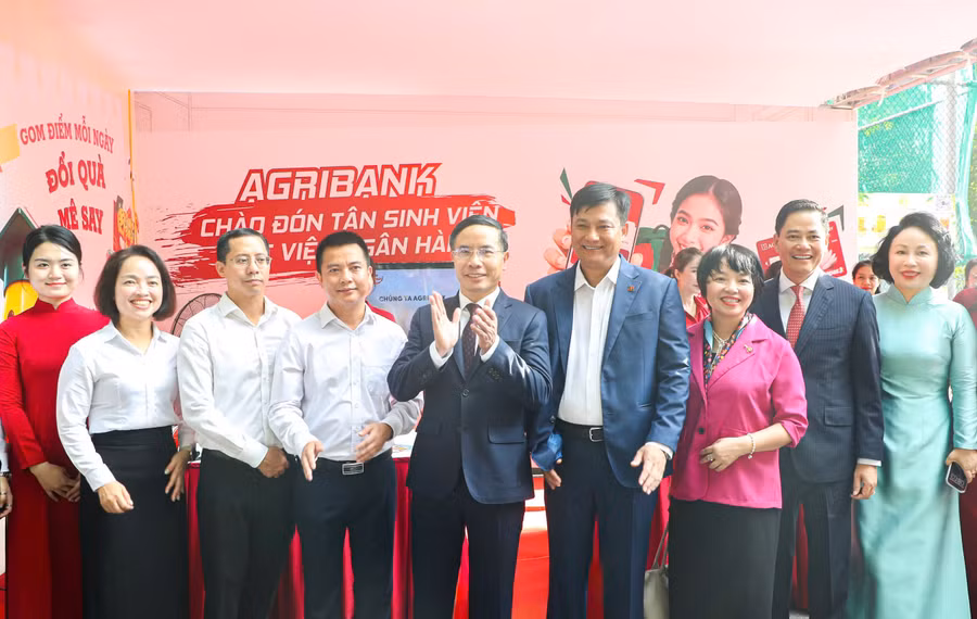 Thống đốc Ngân hàng Nhà nước Việt Nam Phạm Đức Ấn cùng lãnh đạo Agribank, lãnh đạo Học viện Ngân hàng chụp ảnh lưu niệm tại gian hàng của Agribank Thống đốc Ngân hàng Nhà nước Việt Nam Phạm Đức Ấn cùng lãnh đạo Agribank, lãnh đạo Học viện Ngân hàng chụp ảnh lưu niệm tại gian hàng của Agribank