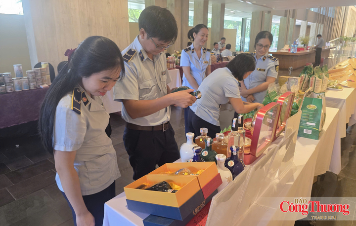 Đại biểu tham quan khu vực trưng bày sản phẩm OCOP bên lề hội nghị.