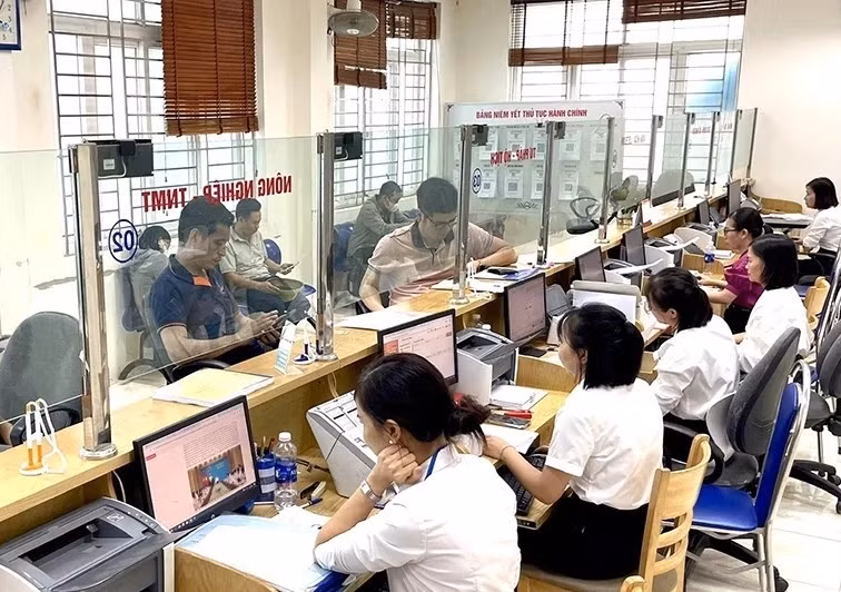 Hoạt động của Trung tâm phục vụ HCC xã Vĩnh Tường. Ảnh: UBND xã Vĩnh Tường. vinh-tuong.jpg