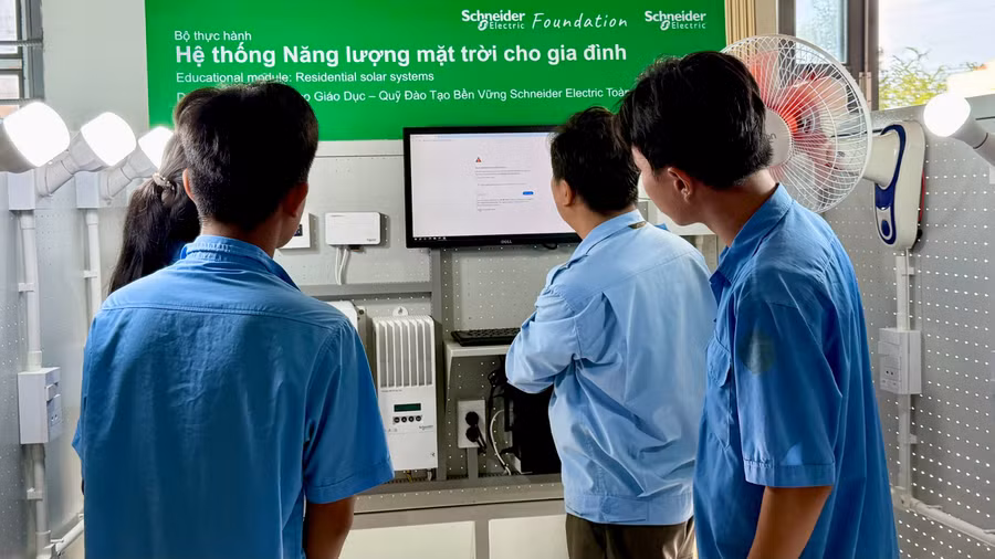 Thiết bị mới tại phòng thực hành điện Trường Cao đẳng Bình Thuận.