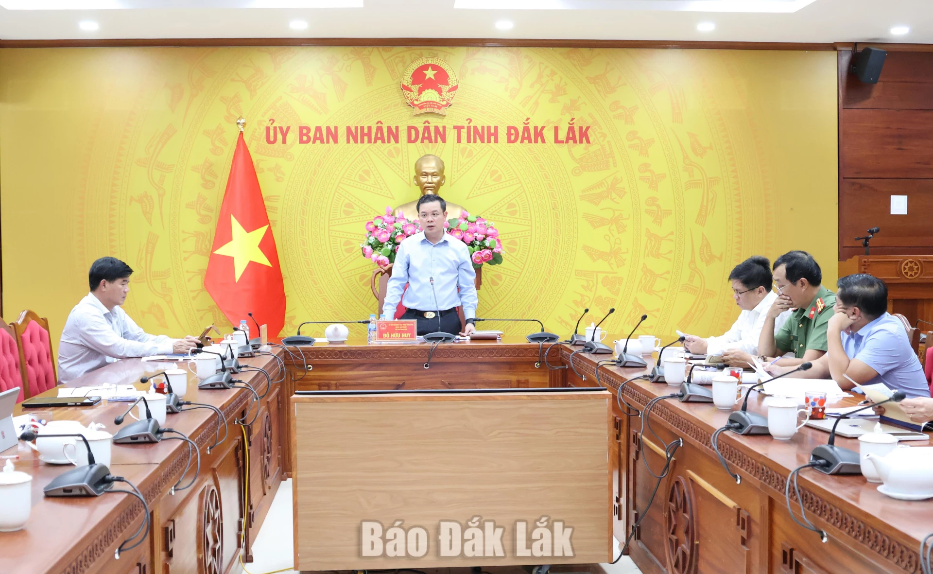 Các đại biểu tham dự cuộc họp.