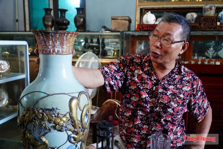 Nghệ nhân Nguyễn Văn Tuân say sưa kể lại quá trình làm ra các sản phẩm chạm bạc. Ảnh: Minh Đức