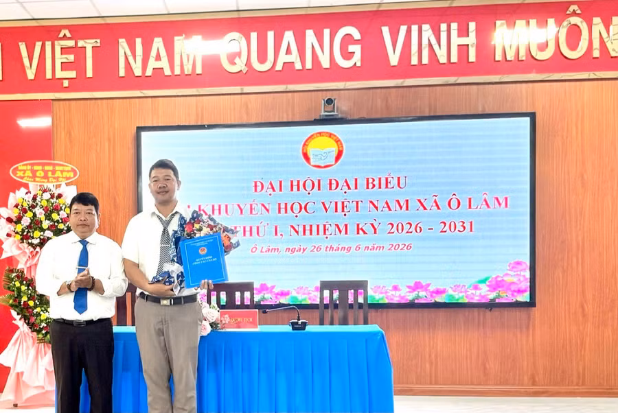 Lãnh đạo xã Ô Lâm (tỉnh An Giang) trao quyết định Chủ tịch Hội Khuyến học xã Ô Lâm nhiệm kỳ 2026 - 2031. 1000096446.jpg