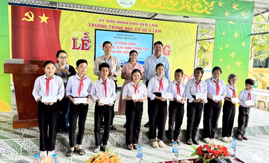 Hội Khuyến học xã Ô Lâm tham gia trao học bổng "Xây dựng tương lai" tại Trường THCS Ô Lâm. 1000096447.jpg