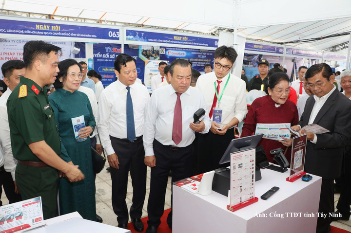 Các đại biểu tham quan các gian hàng công nghệ trưng bày trong không gian Ngày hội