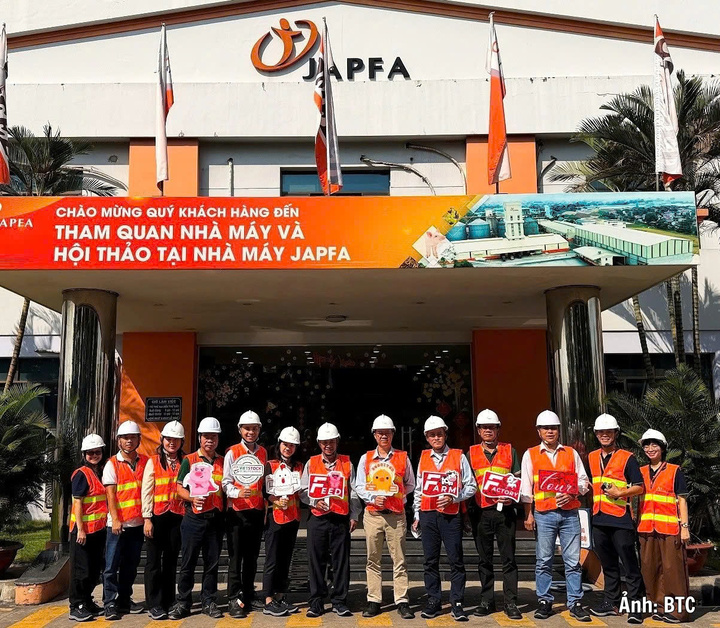 Đoàn tham quan tại Công ty Cổ phần Japfa Comfeed Việt Nam.