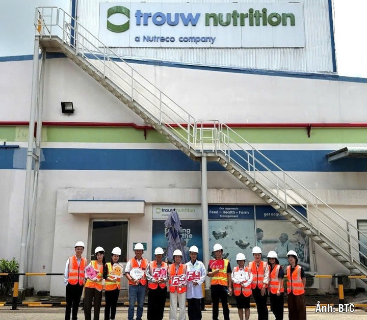 Đoàn tham quan có mặt tại nhà máy Trouw Nutrition.