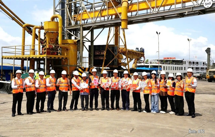 Đoàn thăm quan tại Công ty Cổ phần Chăn nuôi C.P. Việt Nam.
