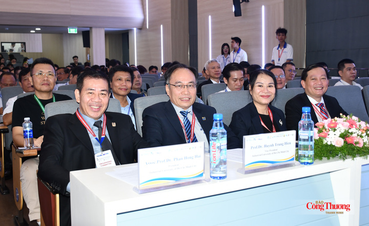 TS. Nguyễn Việt Tấn, Phó Cục trưởng Cục Khoa học, Công nghệ và Chuyển đổi số, Bộ Công Thương; lãnh đạo IUH và các đại biểu trong nước và quốc tế tham dự sự kiện.
