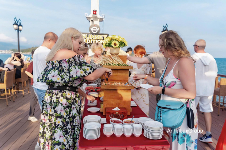 Khách du lịch trải nghiệm ẩm thực trên du thuyền Emperor Cruises thuộc Lux Cruises Group tham quan vịnh Nha Trang.