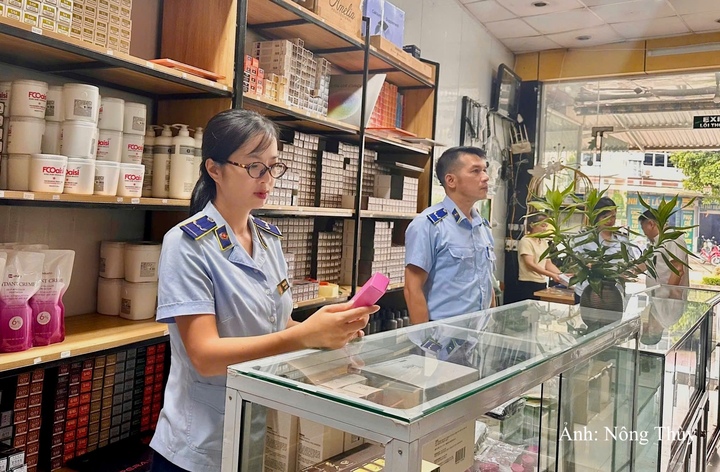 Đội Quản lý thị trường số 6 kiểm tra mặt hàng mỹ phẩm tại cơ sở kinh doanh.