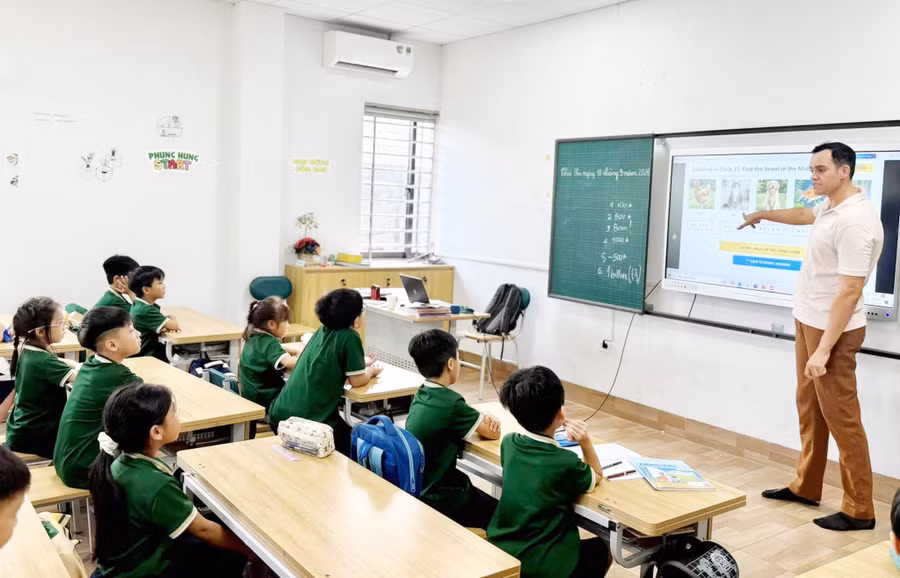 Một giờ học Tiếng Anh trên lớp của học sinh Trường Phổ thông Phùng Hưng, Hà Nội. Ảnh: Đình Tuệ. phung-hung-2.jpg