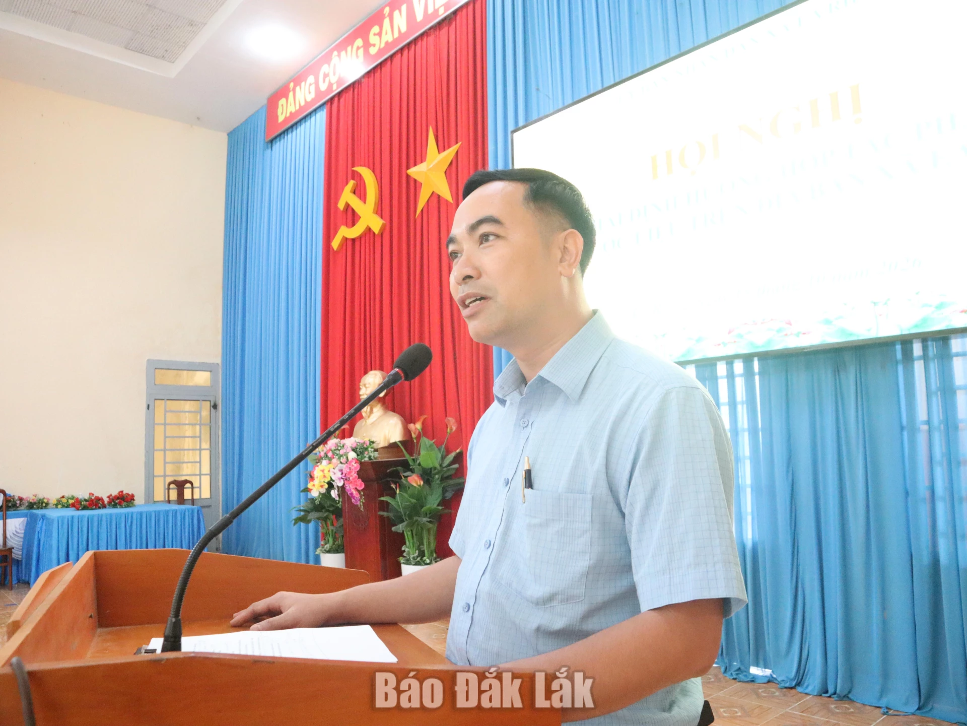 Đại diện doanh nghiệp giới thiệu một số cây dược liệu phù hợp với điều kiện khí hậu, thổ nhưỡng Ea Riêng.